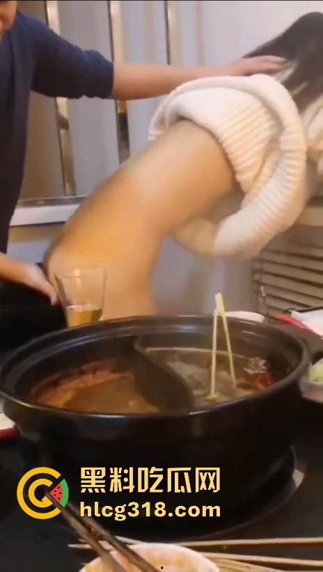 吃火锅吃到一半怎么说喷水就喷水啊！色情男女边吃火锅边抠穴，淫水横飞四溅，还是城里人会玩！-6