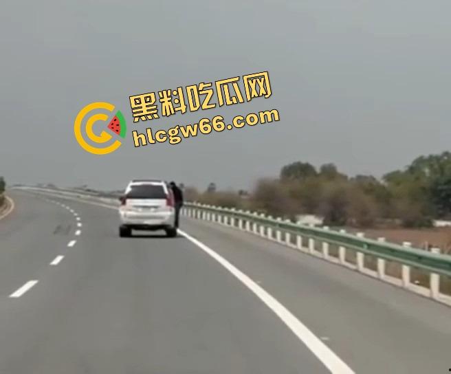 柬埔寨金边高速惊现持AK抢车！一家六口当场吓懵，劫匪持枪逼人下车，开车逃之夭夭！-3