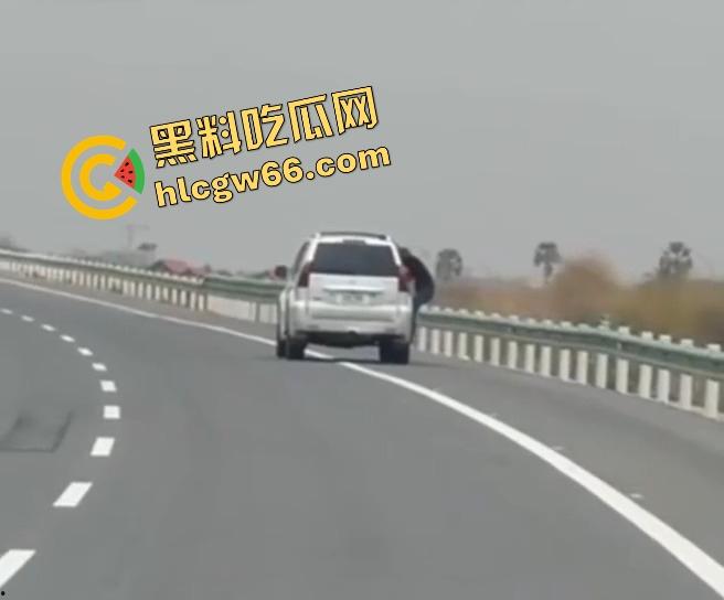 柬埔寨金边高速惊现持AK抢车！一家六口当场吓懵，劫匪持枪逼人下车，开车逃之夭夭！-4