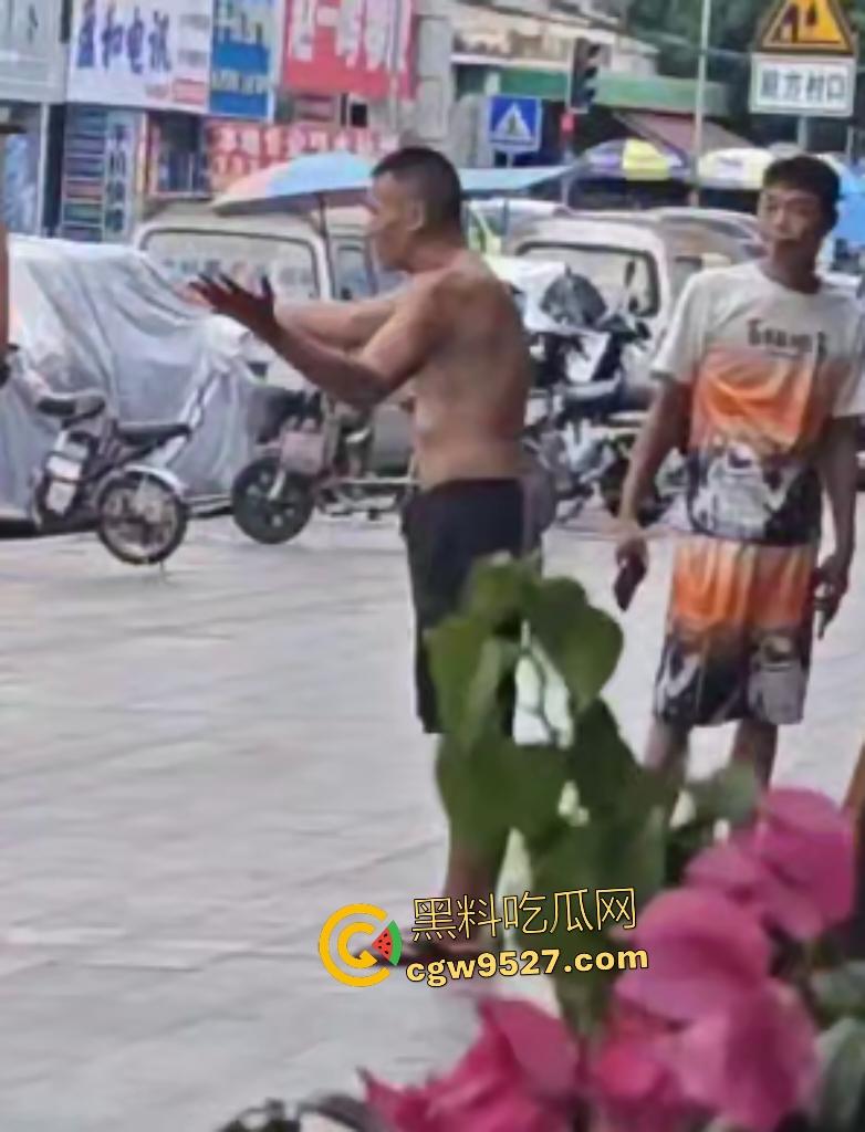 广州番禺小伙调戏大叔老婆惹祸！被怒按地上狂揍，脚踩羞辱遭外卖小哥嘲笑！-1