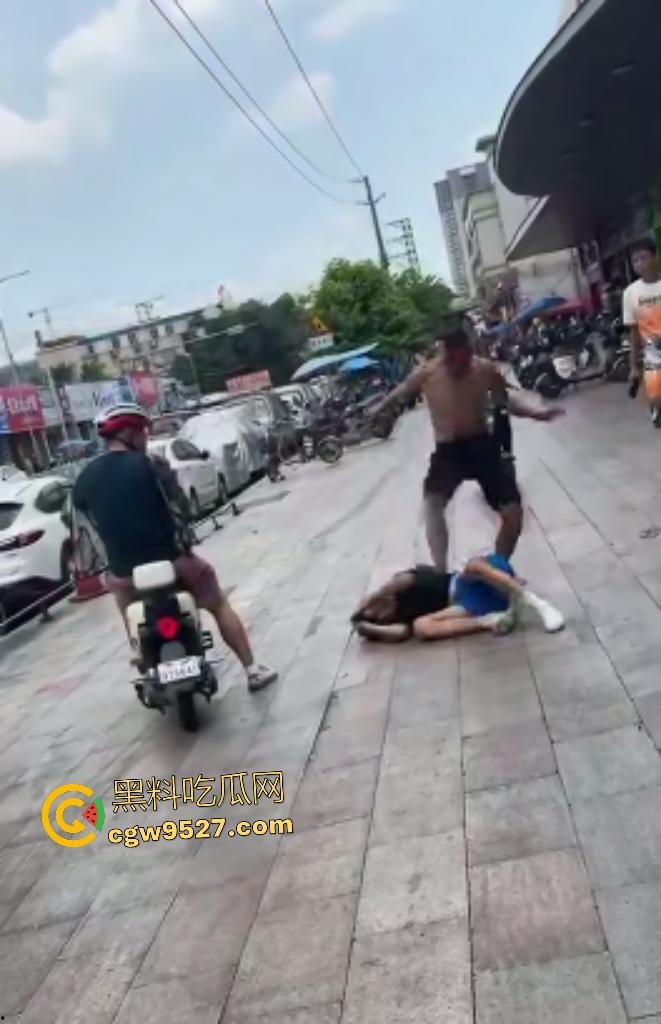 广州番禺小伙调戏大叔老婆惹祸！被怒按地上狂揍，脚踩羞辱遭外卖小哥嘲笑！-6