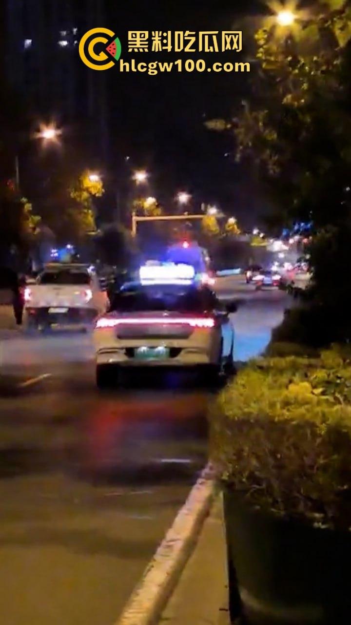 河北石家庄醉酒女司机酒后驾路虎连撞三车 当场吓傻 眼尖吃瓜群众发现美女后裤湿了一片 这是尿了？-7