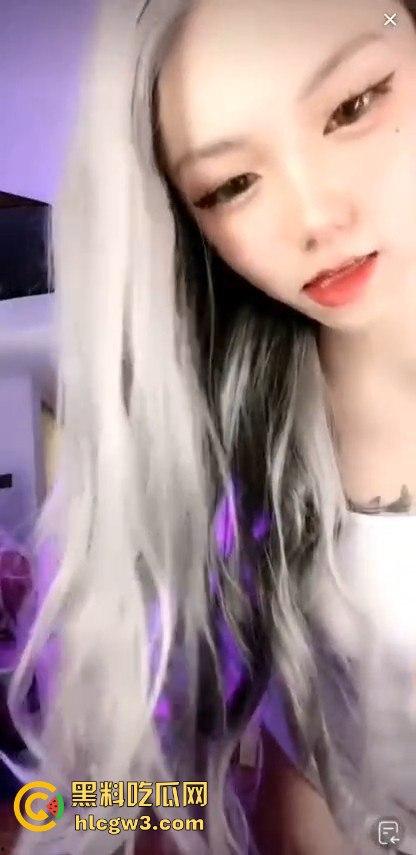 抖音网红【萝漫莉】直播福利版流出，假鸡吧自嗨狂摆，演得大哥们鸡巴硬到不行 独家爆料！-12