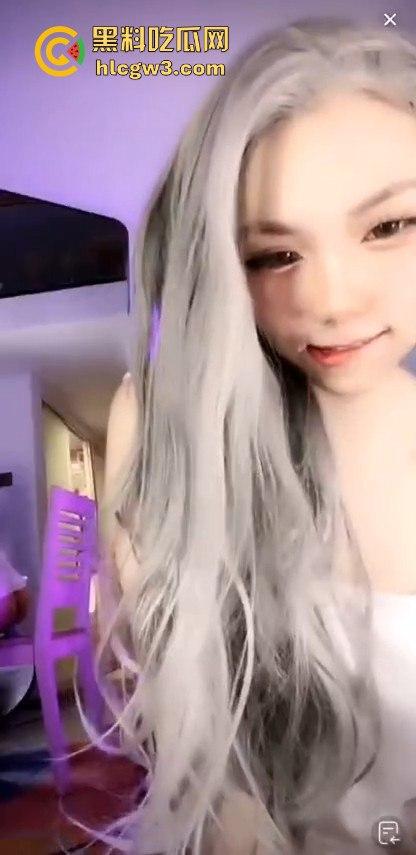 抖音网红【萝漫莉】直播福利版流出，假鸡吧自嗨狂摆，演得大哥们鸡巴硬到不行 独家爆料！-13