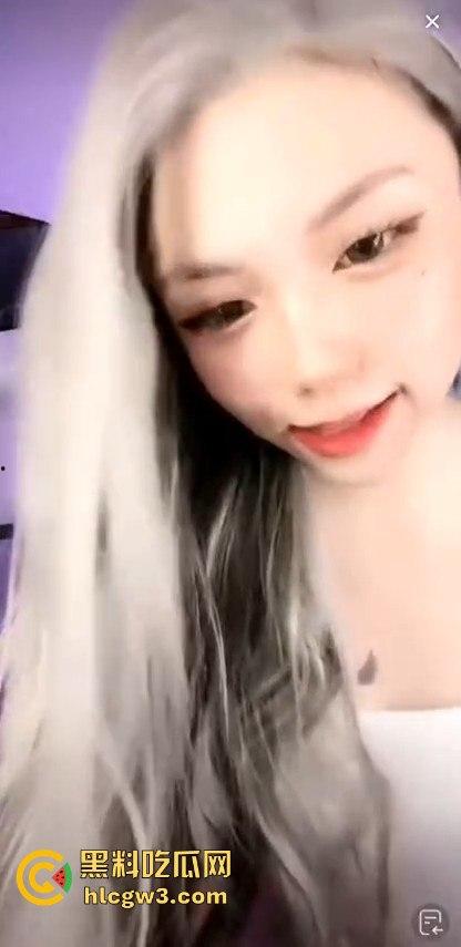 抖音网红【萝漫莉】直播福利版流出，假鸡吧自嗨狂摆，演得大哥们鸡巴硬到不行 独家爆料！-14