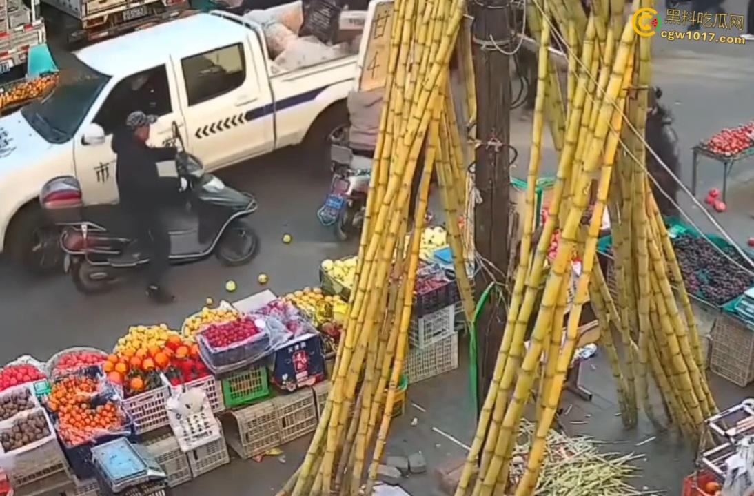 辽宁丹东城管暴力执法，多次提醒水果摊占用道路，直接掀翻小贩苦苦求饶，摊位瞬间空荡，这活该占道太解气了啊！-3