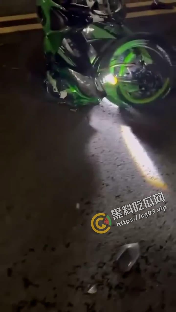 现在机车老妹太猛了 以身实践骑士精神  试试就逝世！-7