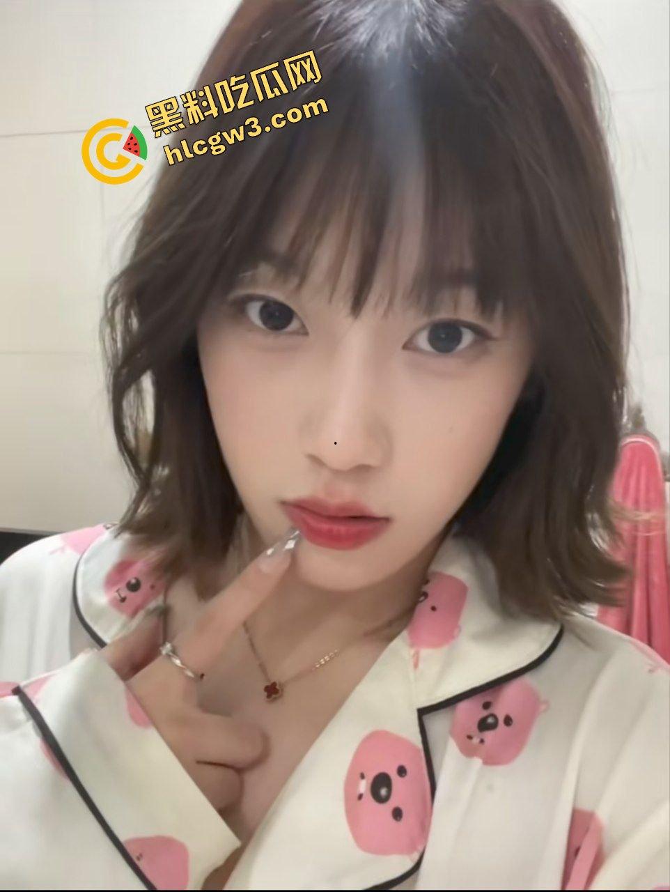 泉州轻工职业学院反差婊单身母狗『刘诗萌』富家小姐爱露出 全裸洗澡搓奶淫荡至极!独家曝光!-1