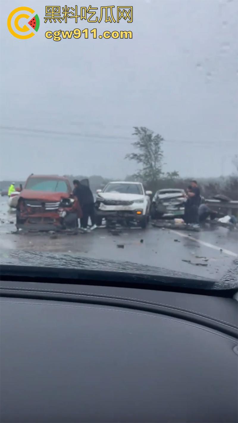 十一期间最惨烈车祸，G45大广高速河北威县路段，大货车与多辆小汽车，发生严重碰撞，油箱都爆了！-5