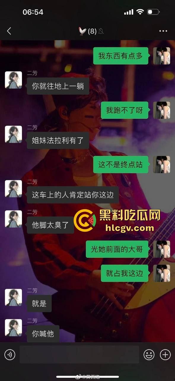 高铁女脱鞋踩桌板，鞋被高铁判官一脚踢飞！光脚追人还要小姐姐赔鞋钱，这脸是真不要了！-6