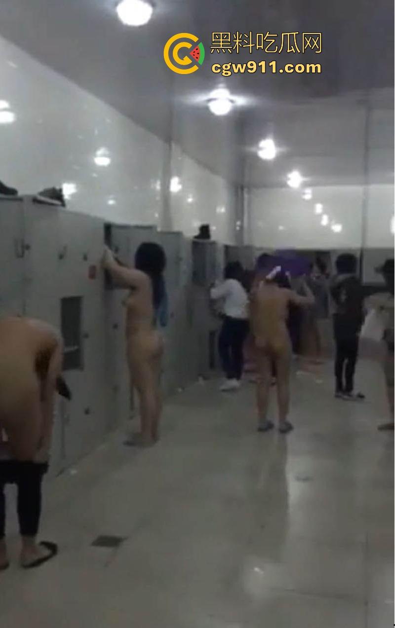 江苏大学调教女大潜入女澡堂偷拍为主人献媚,换衣间粉嫩肌肤尽收眼底,各式极品身材,曲线玲珑撩人到爆!-4