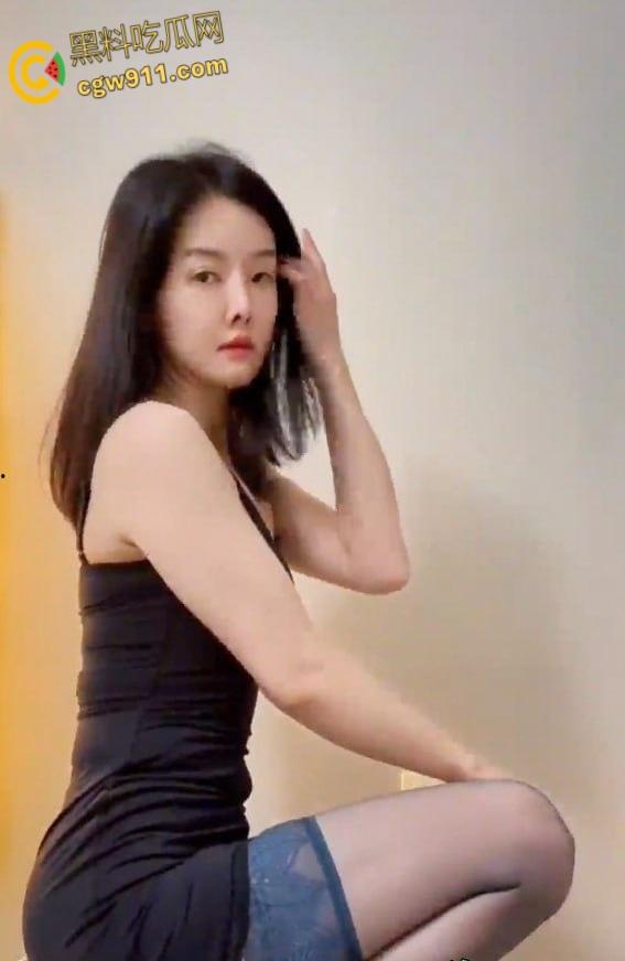 抖音网红【美车美商务咨询公司】，极品御姐擦边下海，各种掰逼自慰勾引金主，黑丝下粉穴若隐若现 ！-4