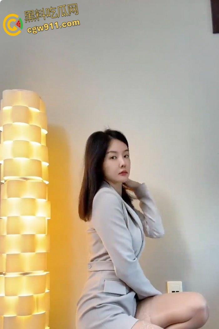 抖音网红【美车美商务咨询公司】，极品御姐擦边下海，各种掰逼自慰勾引金主，黑丝下粉穴若隐若现 ！-5