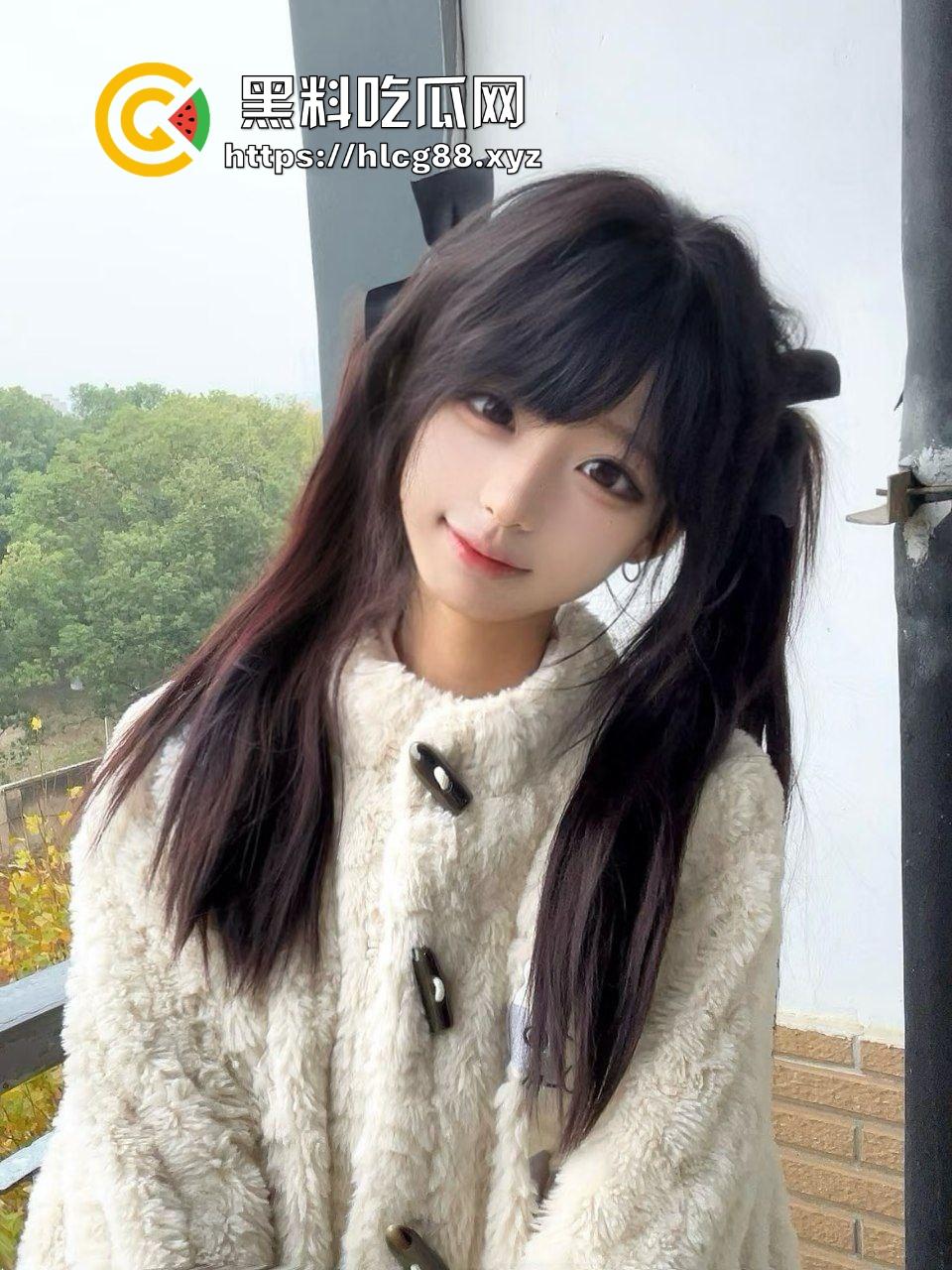 职高清纯小太妹大展鲍鱼，金逼高价约炮大哥，不敢操太快，慢慢抽插品尝粉嫩白虎小鲍鱼！-1