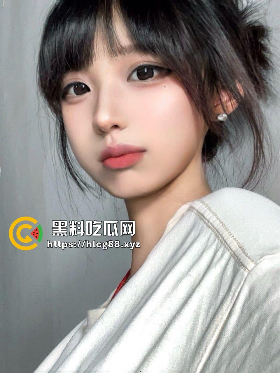 职高清纯小太妹大展鲍鱼，金逼高价约炮大哥，不敢操太快，慢慢抽插品尝粉嫩白虎小鲍鱼！-2