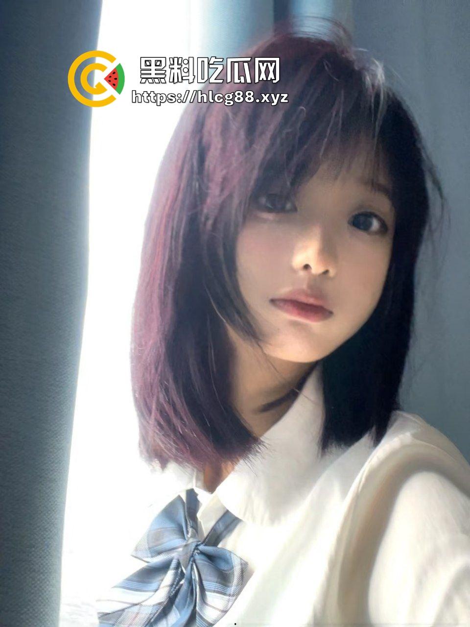 职高清纯小太妹大展鲍鱼，金逼高价约炮大哥，不敢操太快，慢慢抽插品尝粉嫩白虎小鲍鱼！-4