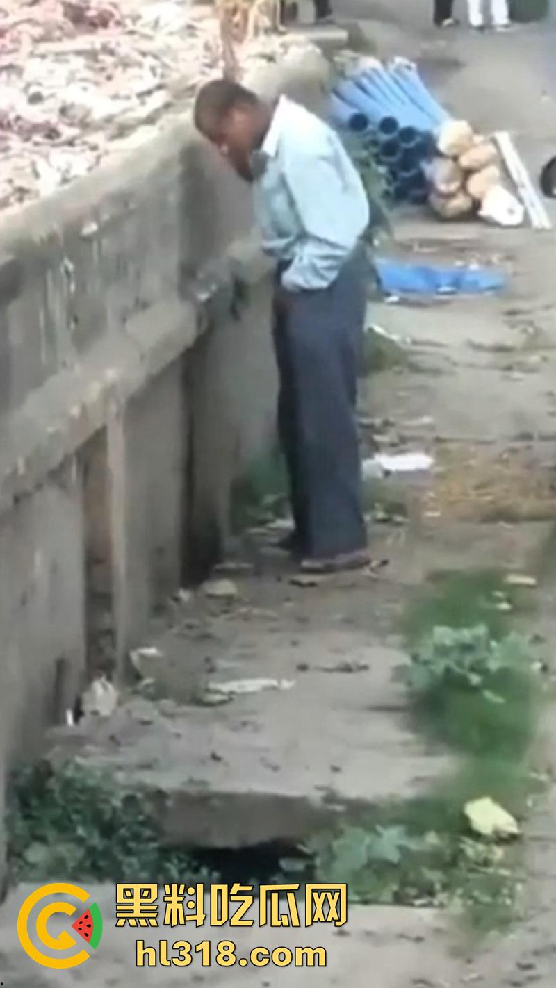 印度三哥奇葩操作，街边尿尿同时还拿尿洗脸，果然是印度，人尿牛尿都不避讳，玩的真花花啊！-3