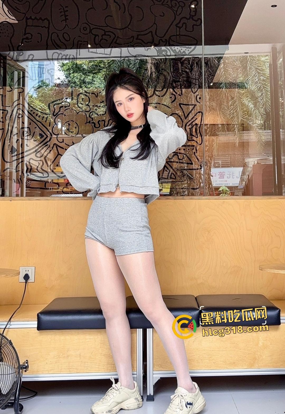 小红书【凉拌土豆丝】教制作白丝汉堡包!白丝玉足涂沙拉酱草莓点缀,筷子抹匀!看着真想尝一口!-4