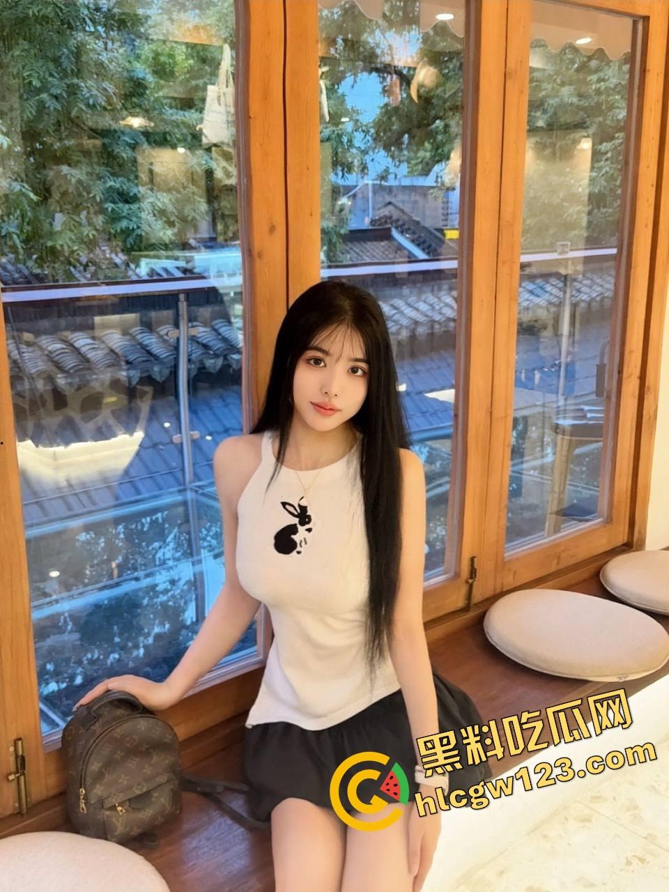 约炮大神睡白袜长靴学姐镜前舔棒到爆炸,黑丝足交舔得肉棒发烫秒杀全场,骚穴深处被顶炸!-1