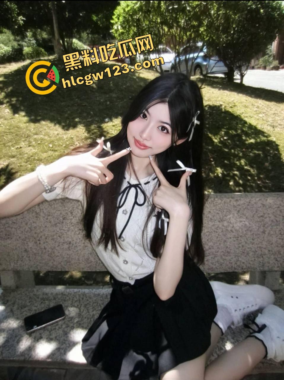 约炮大神睡白袜长靴学姐镜前舔棒到爆炸,黑丝足交舔得肉棒发烫秒杀全场,骚穴深处被顶炸!-4