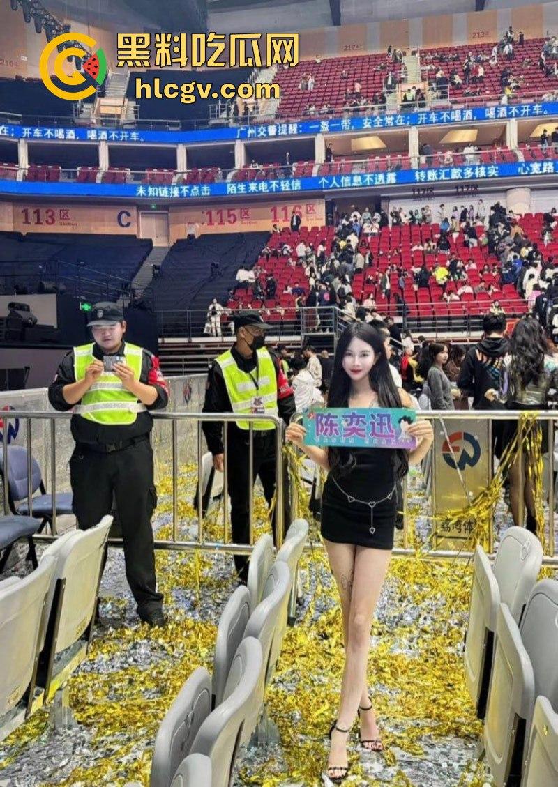 陈奕迅陪妹子去看陈奕迅演唱会 妹子陪我全垒打！这样的嫩妹真好骗一张票就搞定！-1