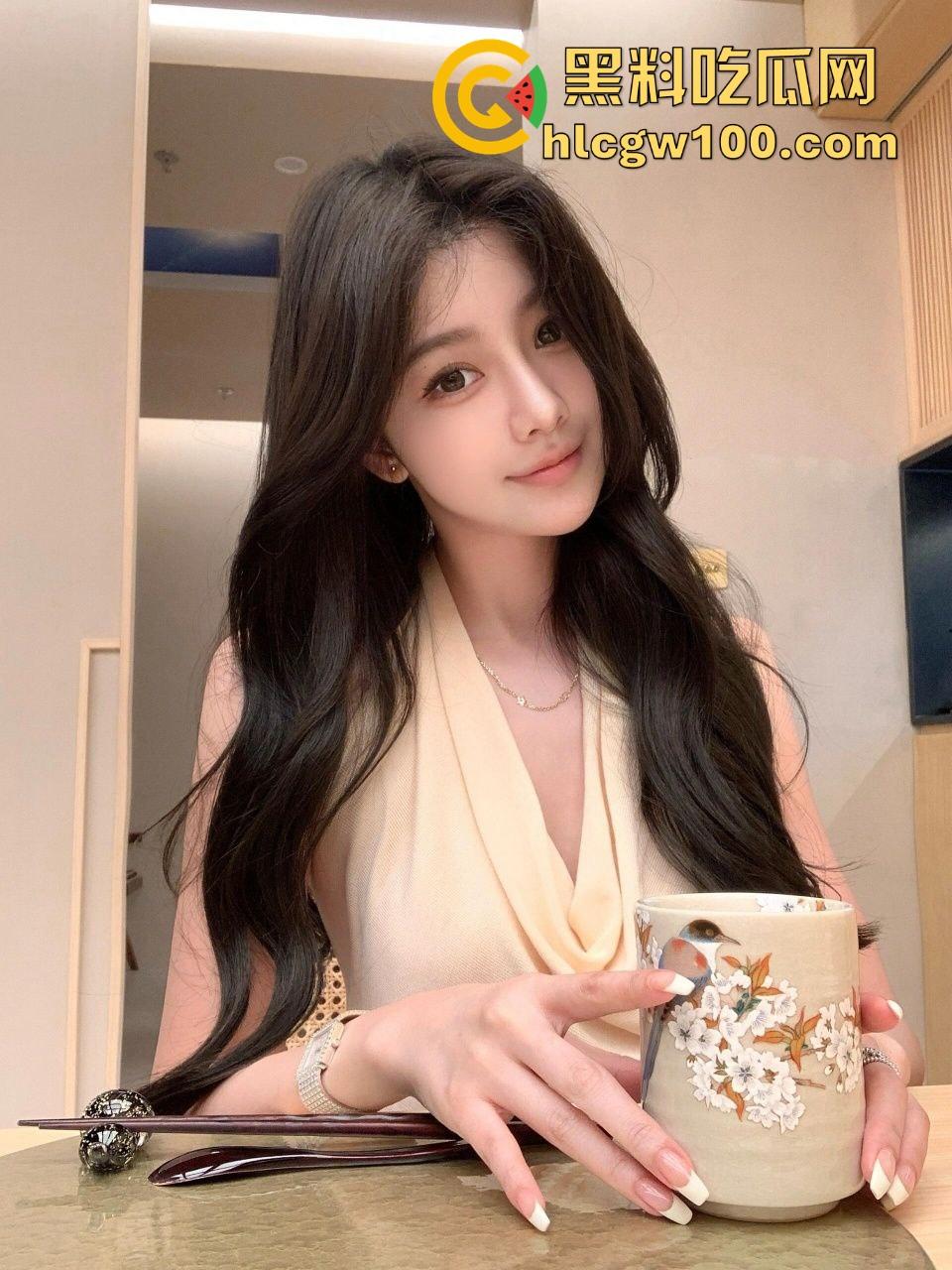 兄弟KTV喝趴睡着,大奶女友骚到直接扒衣看胸,胸贴亮瞎眼,嘴上还叫别弄坏衣服,怪不得把人榨废!-3