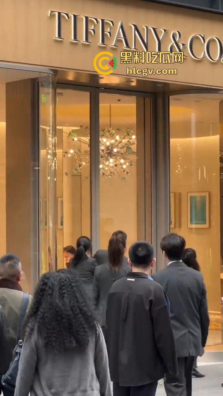 成都太古里00后女孩发疯砸店！要妈妈买Tiffany不买就砸，砸完还甩一句我有抑郁症，这不是笑死人吗？-10