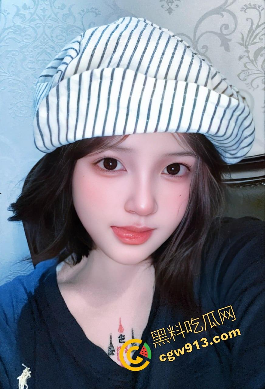 三十岁风骚已婚阿姨半夜敲我门，黑丝吊带内裤让我内射她，主动扒开骚穴让我舔，换着姿势猛干半小时！-1