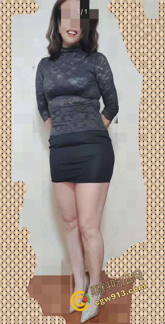 三十岁风骚已婚阿姨半夜敲我门，黑丝吊带内裤让我内射她，主动扒开骚穴让我舔，换着姿势猛干半小时！-4