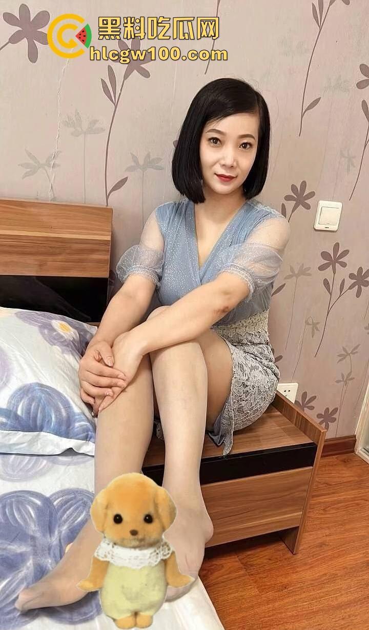 快手极品熟女【芬.姐】下海视频曝光，芬姐本芬，熟女+开档丝袜这个组合真的无敌了！！-4