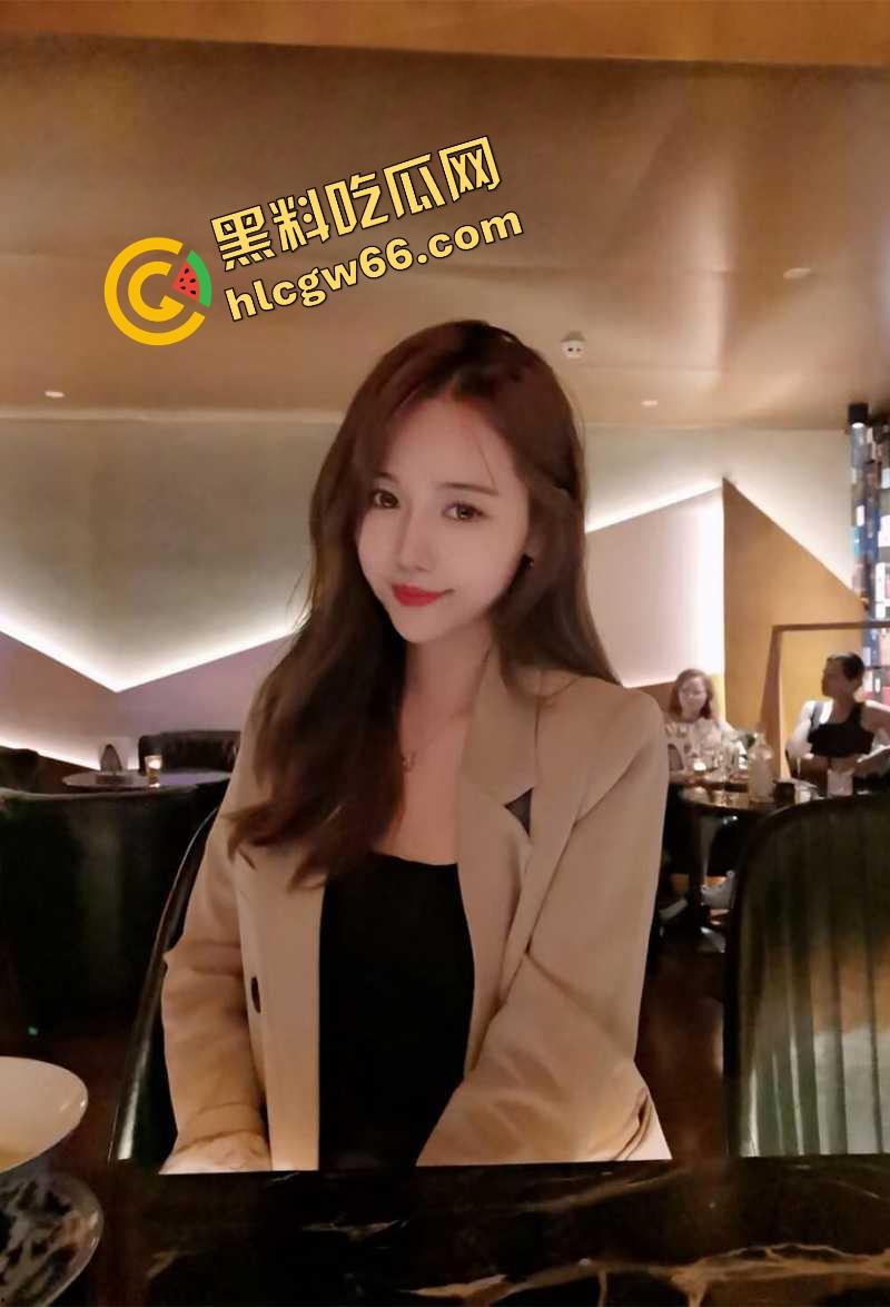 顺德农行职员【陈雪儿】清纯御姐人设崩塌，3P群交视频疯传，前后夹击双鸡狂操，浪叫酥得像催情曲！-1