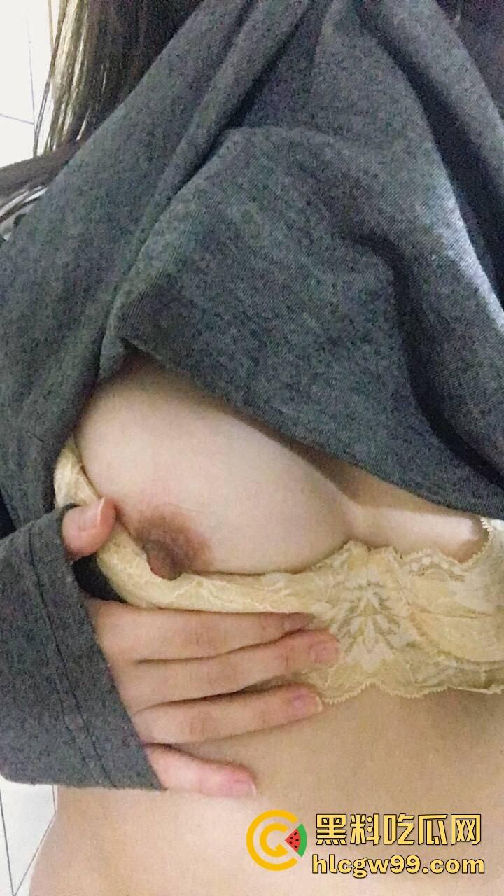 广东江门技校BBW骚母狗【区淑欣】36D巨乳先天骚母狗圣体实锤，各种情趣套装露出，高潮喷到腿软！-10