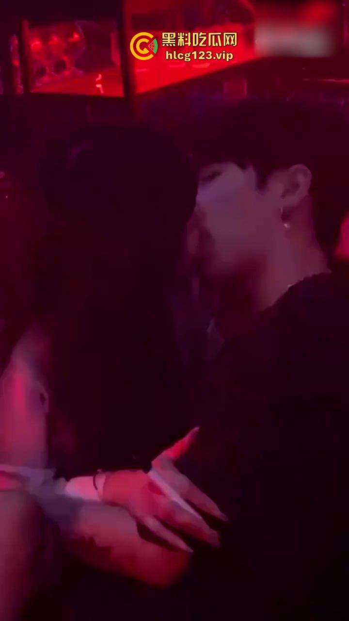 【只怪灯光太催情 让你如此骚不停】 高冷女神夜店秒变淫娃主动送吻赠逼 这还用开房吗？-7