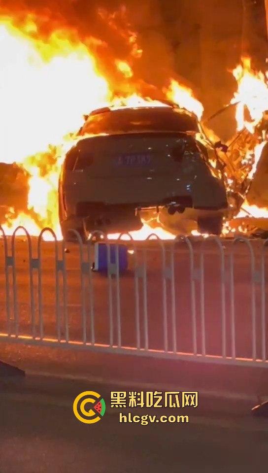 青环路情侣喝高出车祸！车子着火侧滑惨剧，男的逃生，女的被烧死让人唏嘘！-4
