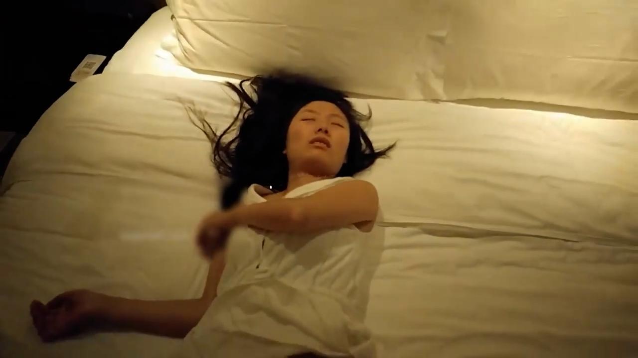 真实迷奸！老广一顿火锅拿下楼下小妹 酒店开房无限内射 羞耻pose还录像-1