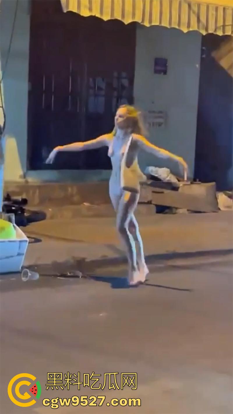 长腿金发洋妞当街赤裸，越南庆和省芽庄市，一洋妞赤身裸体背包逛街，这难道是主人的任务么？-1
