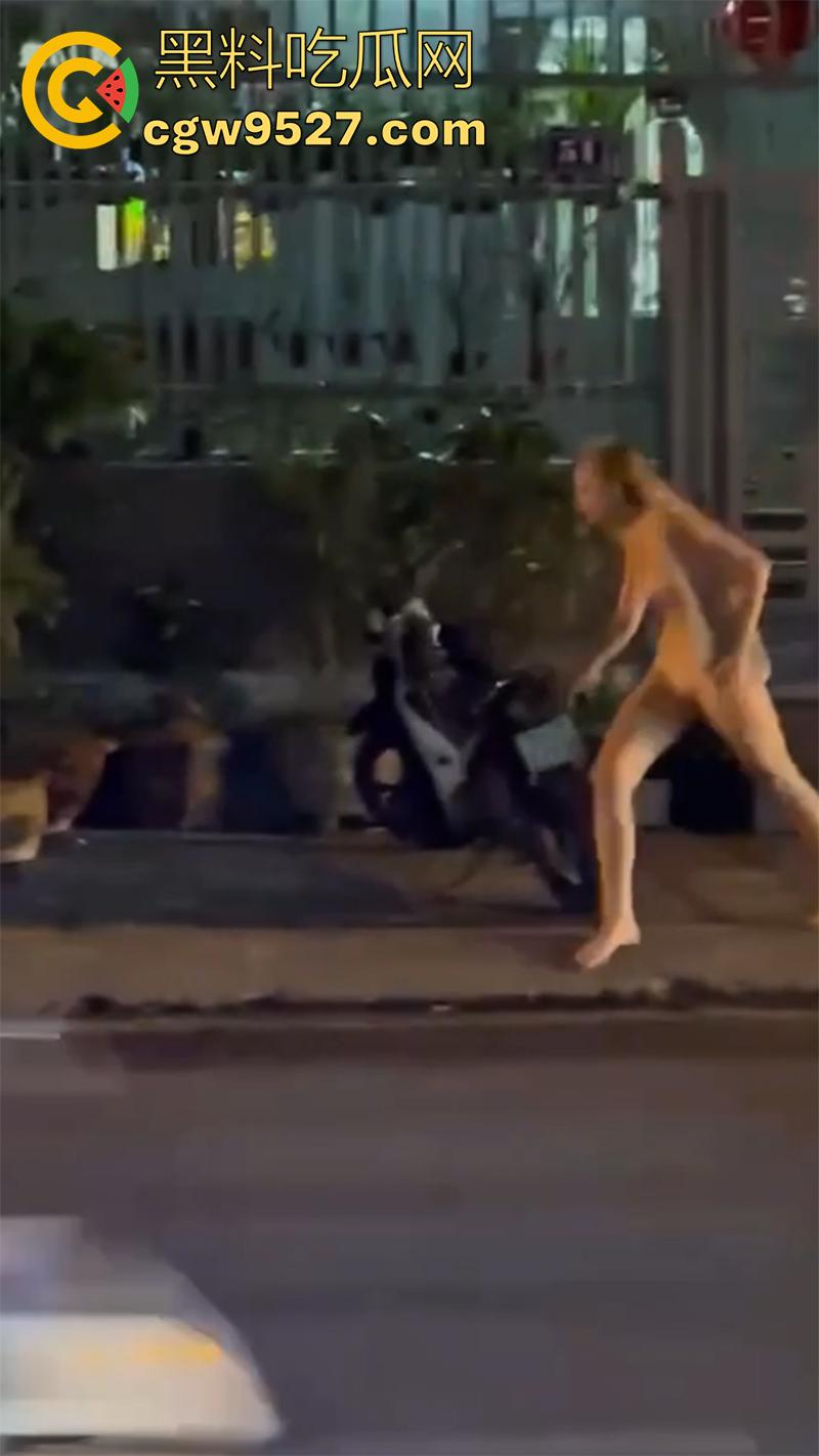 长腿金发洋妞当街赤裸，越南庆和省芽庄市，一洋妞赤身裸体背包逛街，这难道是主人的任务么？-3