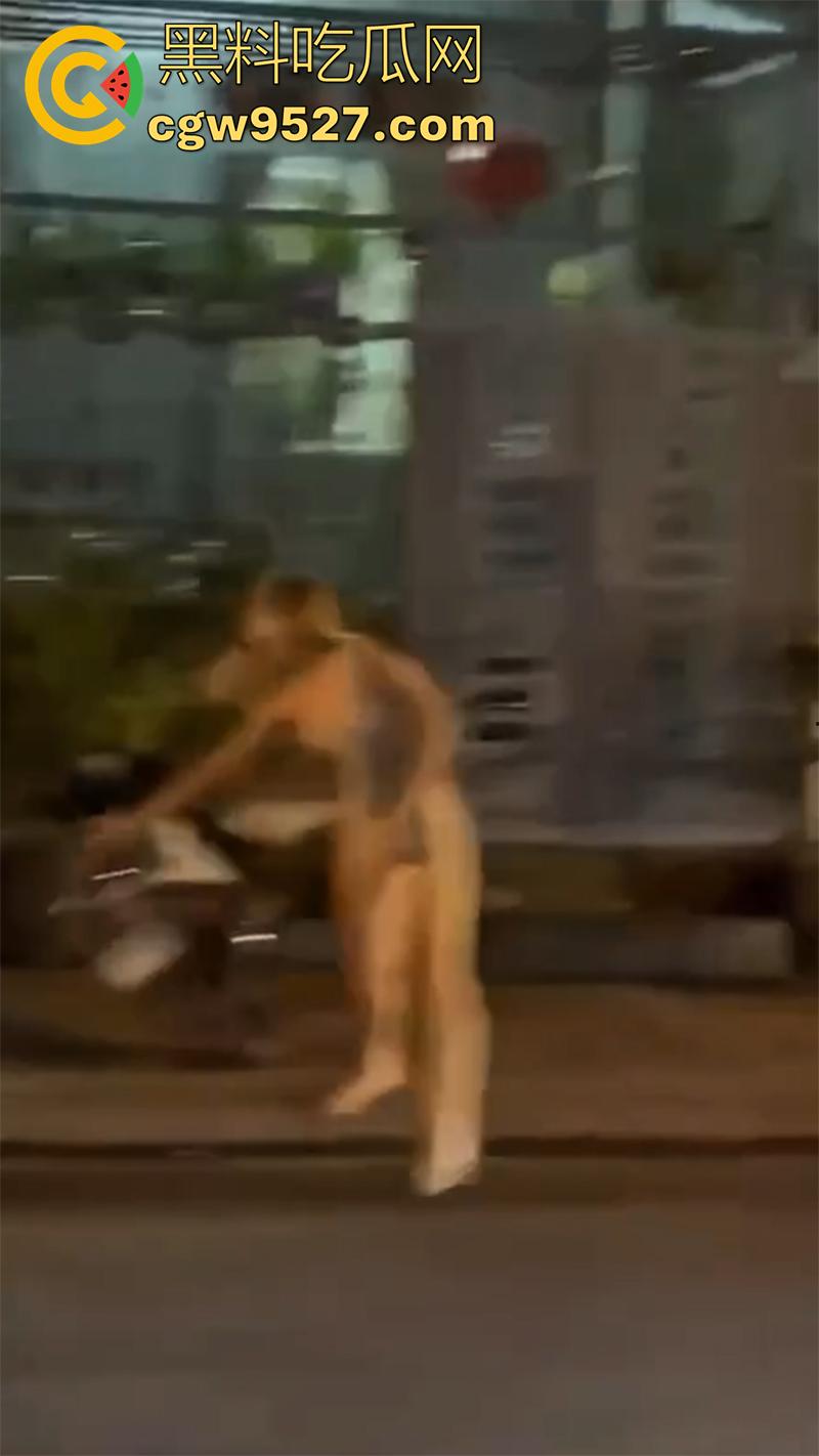 长腿金发洋妞当街赤裸，越南庆和省芽庄市，一洋妞赤身裸体背包逛街，这难道是主人的任务么？-4