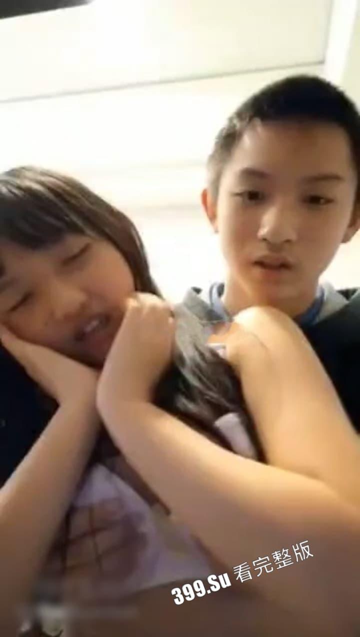 有点过于真实！性瘾发作的妹妹 缠着亲哥发骚 哥哥疯狂上下其手挑逗萝莉妹妹  这么可爱的妹妹谁不爱？-2