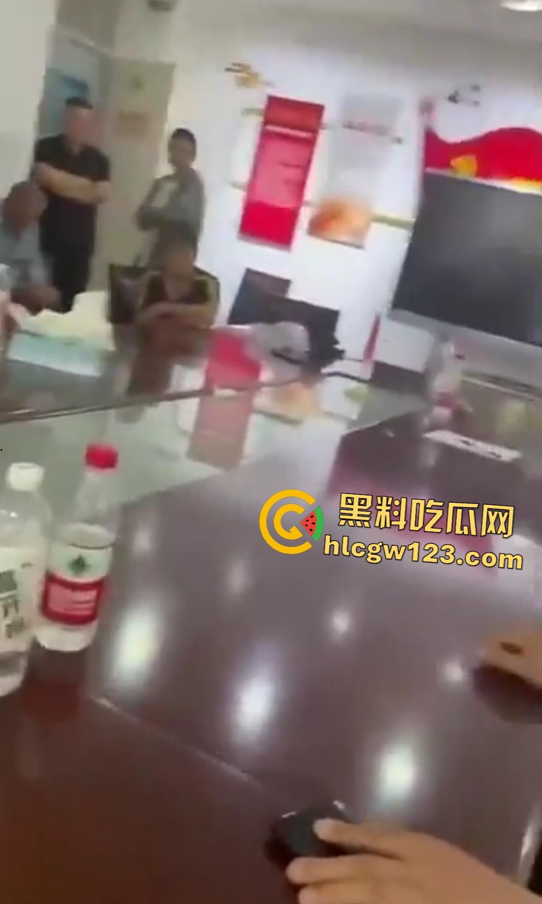 许昌六中【吴怡佳】被班主任嫉妒美貌体罚孤立，恶毒霸凌导致学生跳楼！同学愤怒狂砸学校财产！-6