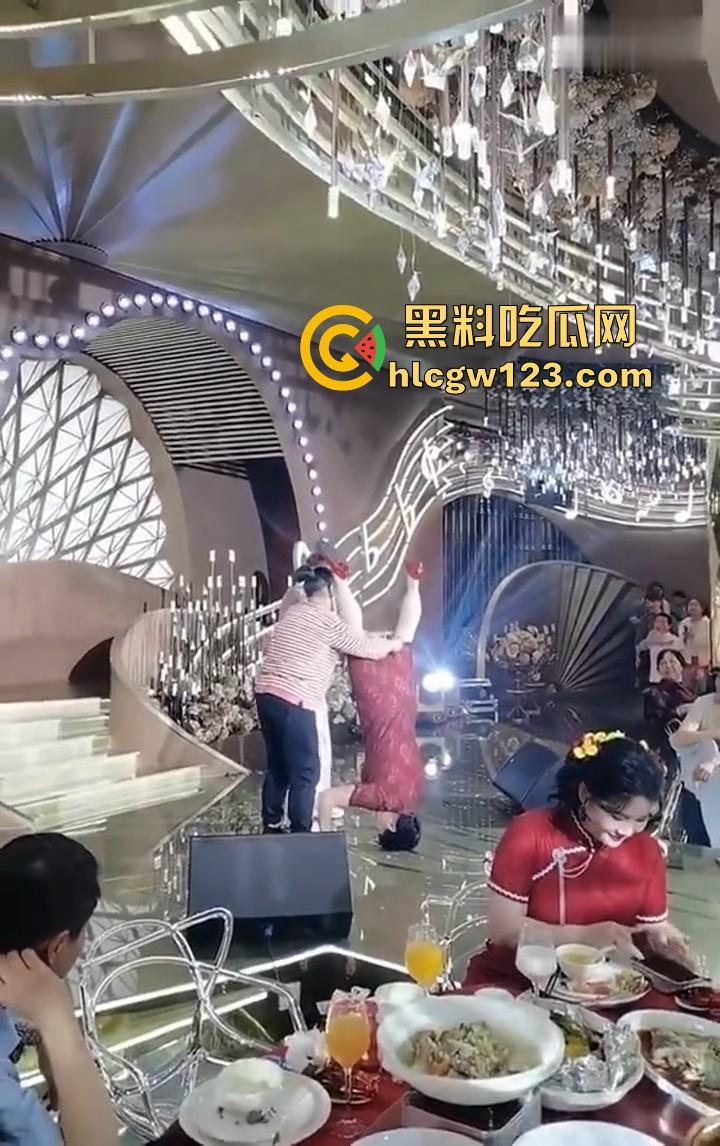 大妈的奇葩操作！儿子婚礼，大妈姐妹团舞台表演倒立舞蹈 在座的小年轻不懂 只是一味的鼓掌！-2
