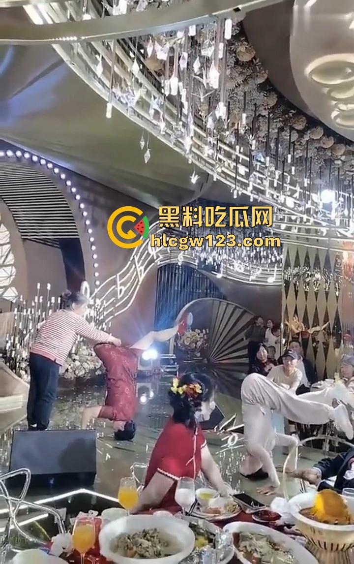 大妈的奇葩操作！儿子婚礼，大妈姐妹团舞台表演倒立舞蹈 在座的小年轻不懂 只是一味的鼓掌！-5