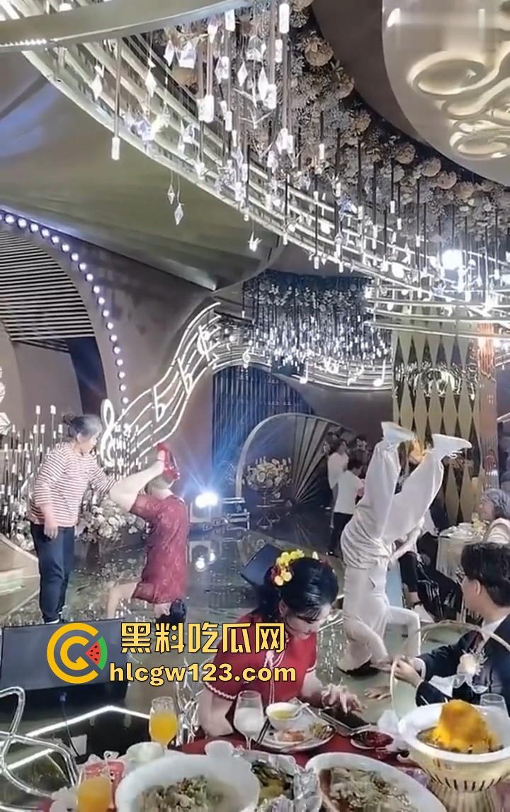 大妈的奇葩操作！儿子婚礼，大妈姐妹团舞台表演倒立舞蹈 在座的小年轻不懂 只是一味的鼓掌！-6