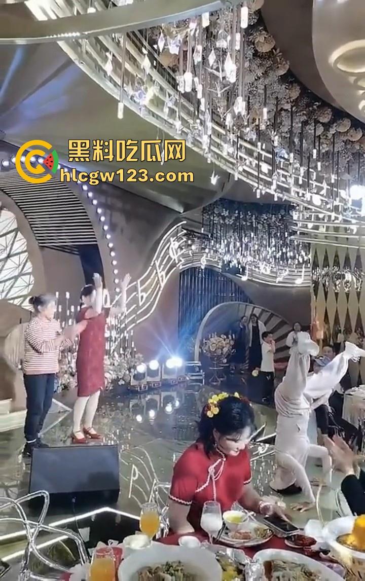 大妈的奇葩操作！儿子婚礼，大妈姐妹团舞台表演倒立舞蹈 在座的小年轻不懂 只是一味的鼓掌！-8