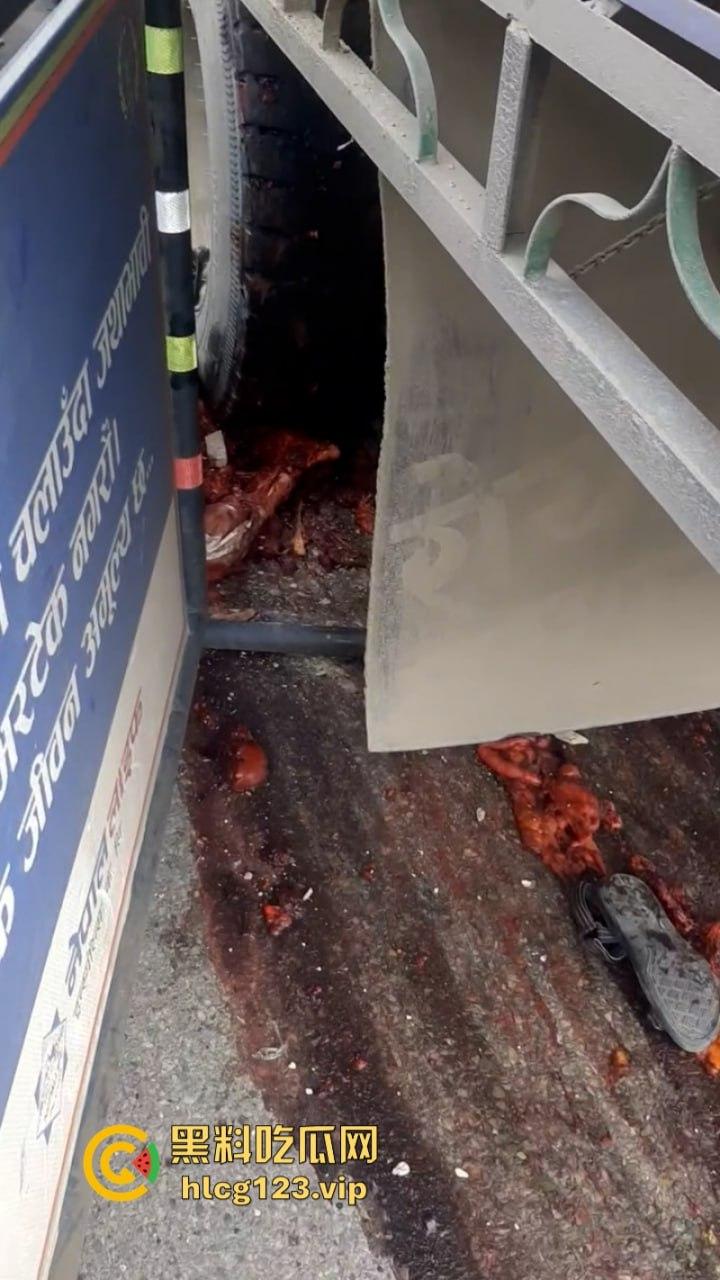 血腥慎点！太惨烈！尼泊尔一男子遭货车碾压拖行 “肠子都出来了！”-6