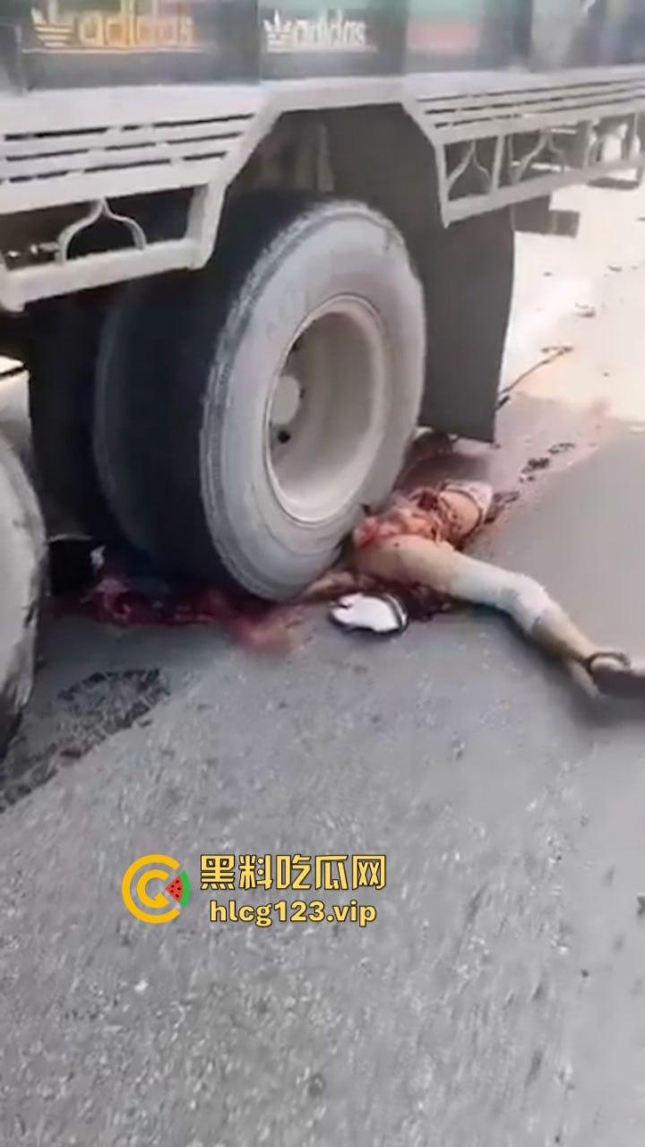 血腥慎点！太惨烈！尼泊尔一男子遭货车碾压拖行 “肠子都出来了！”-11