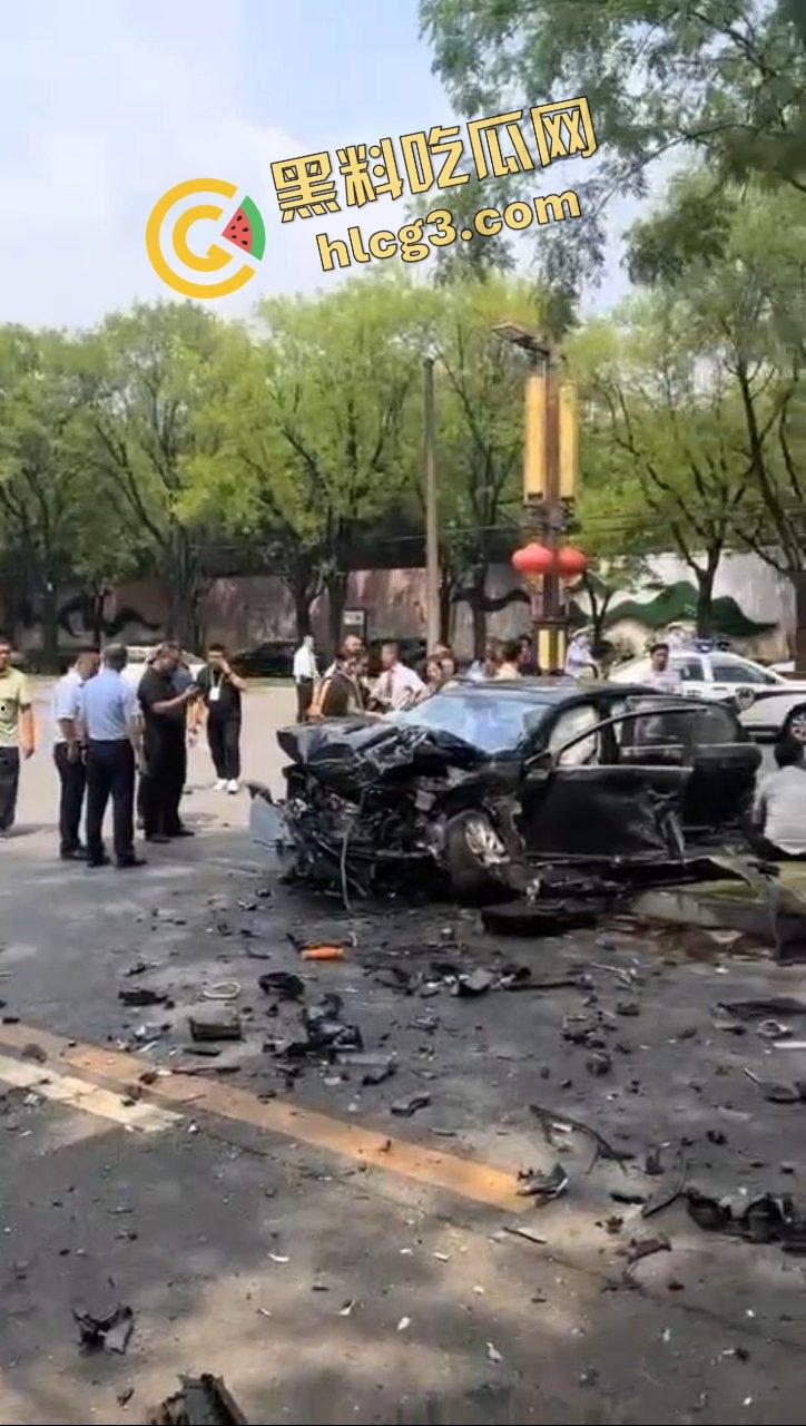 西安曲江 男司机突发疾病 车辆失控连撞多车 司机当场死亡 致4人受伤！-6