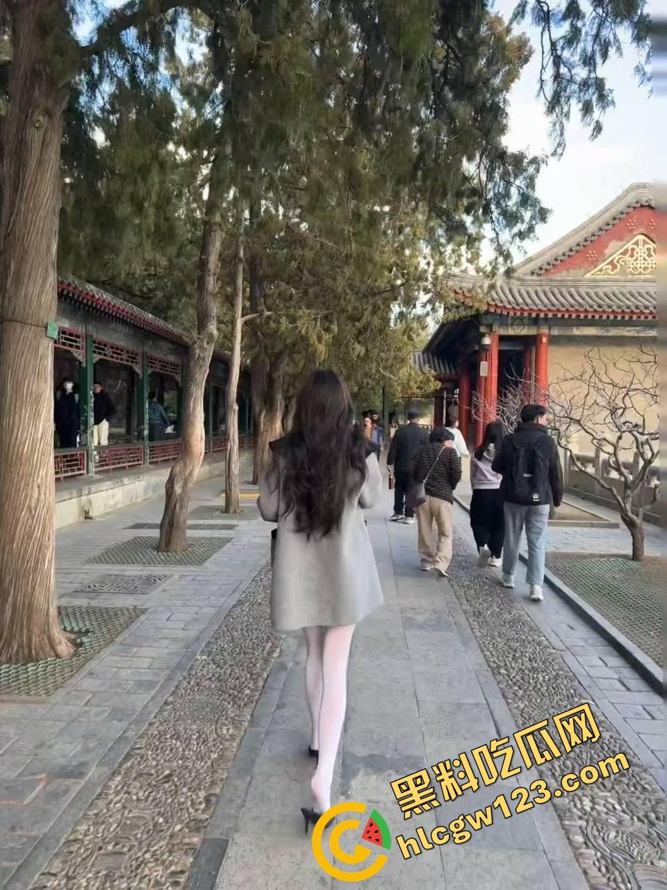 她下面一阵热腾腾，塞满章鱼小丸子都还嫌空，日式骚味喷出来，酱汁流到大腿根儿，馋得我当场舔盘！-1