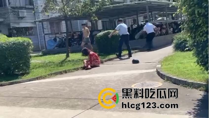 妻子惹到什么了？小区血腥杀人老公穿短裤当街持刀追砍，爱时脱她衣不爱时剐她肉！-3
