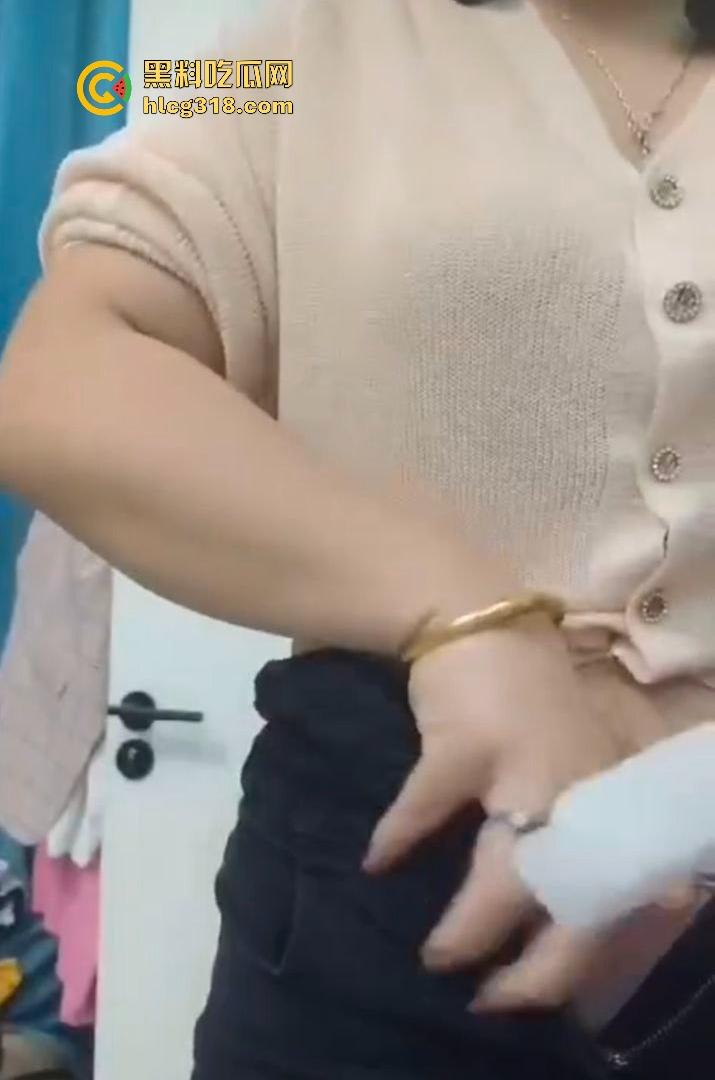 熟女主播深夜大秀冰镇骚逼，新鲜出炉大冰棍狂插不停，贴着私处快速摩擦，画面无比刺激！-8